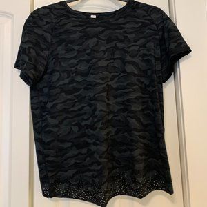 Lululemon Quick Pace SS size 6 camo